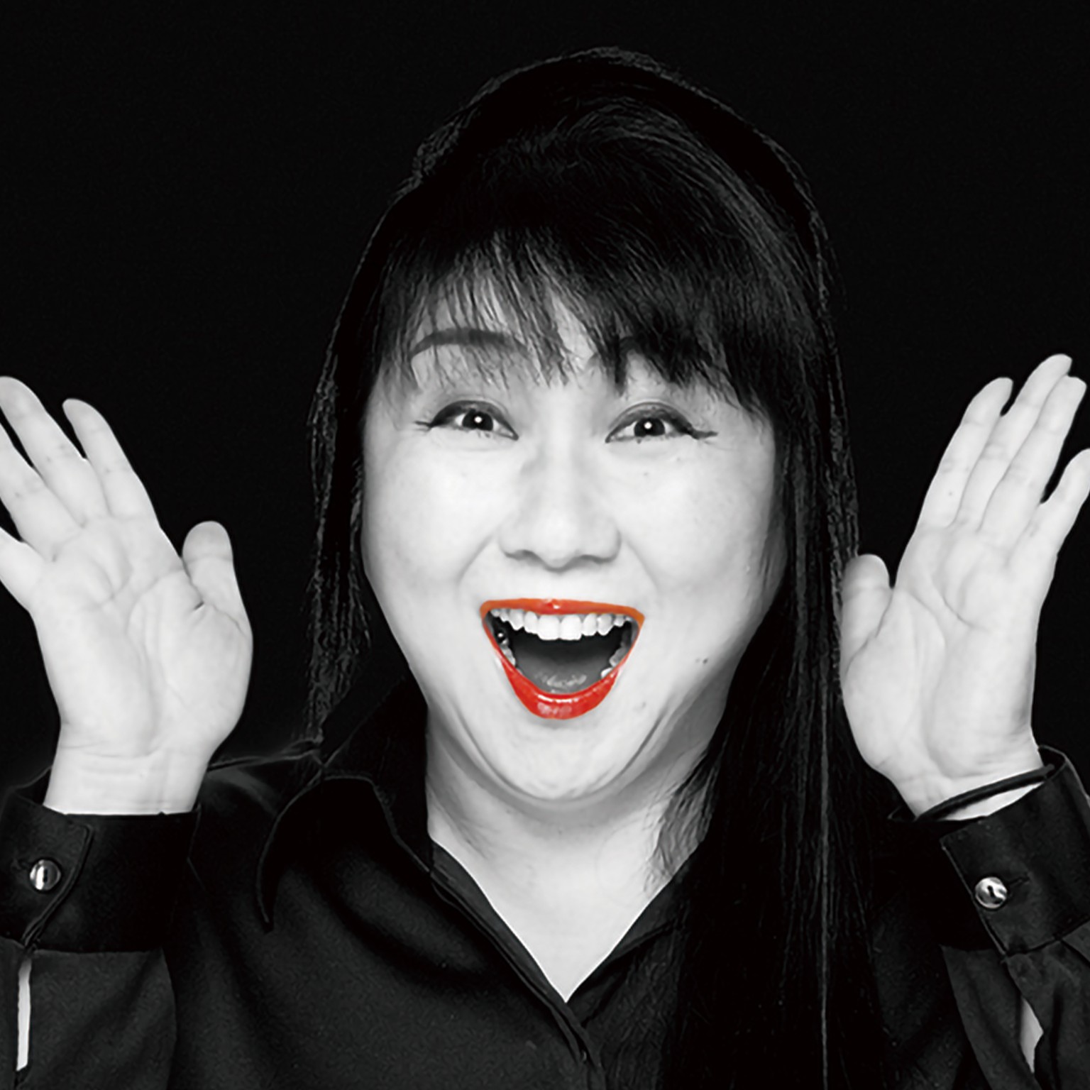 両手を上げて笑顔を見せるMitzy